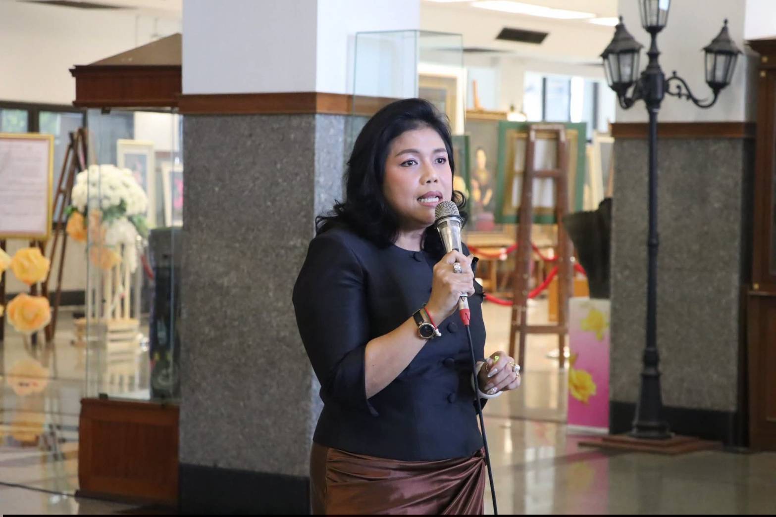 title - ผอ.ศพส. ให้การต้อนรับ ผอก.สกอญ. พร้อมด้วย คณะผู้เข้าร่วมสัมมนาเชิงปฏิบัติการฯ เข้าเยี่ยมชมแผนกฝึกอบรม และพื้นที่ภายในศูนย์ส่งเสริมและพัฒนาอาชีพเสริมนอกภาคการเกษตร